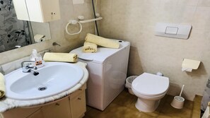 Bathtub, hair dryer, towels - Welooveyou Delphinus Starlight A26 (Costa Calma (incl. Urbanización Cañada del Río))