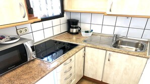 Kaffetrakter/tekoker, kjøleskap, ovn og brødrister