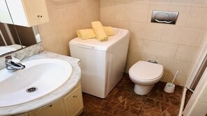 Badewanne, Haartrockner, Handtücher