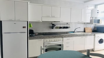 Kühlschrank, Mikrowelle, Ofen, Wasserkocher mit Kaffee-/Teezubehör
