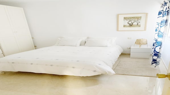 3 habitaciones, tabla de planchar con plancha, wifi y ropa de cama