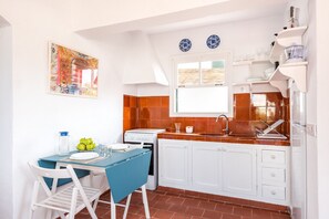 Réfrigérateur, four, cafetière/bouilloire, bouilloire électrique