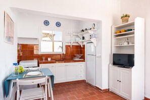 冷蔵庫、オーブン、コーヒー / ティーメーカー、電気ポット