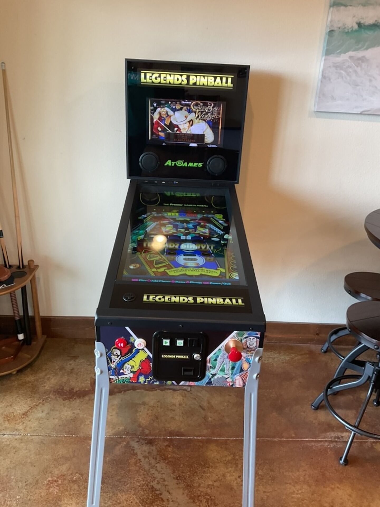 Máquina de recreativa de pinball Legends, con un botón de inicio, indicador de puntuación y ranura para monedas.