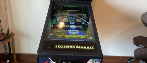 Máquina de recreativa de pinball Legends, con un botón de inicio, indicador de puntuación y ranura para monedas.