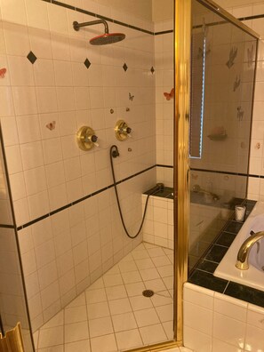 Bathtub, jetted tub, hair dryer, towels