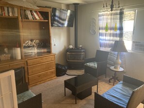 Televisión y chimenea 