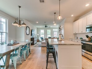 Jääkaappi, mikroaaltouuni, uuni, liesi