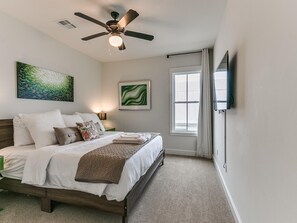 3 habitaciones, tabla de planchar con plancha, wifi y ropa de cama 