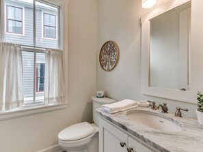 Combined shower/bathtub, hair dryer, towels - Carlton Landing! Here Comes The Sun- Pet Friendly (Eufaula)
