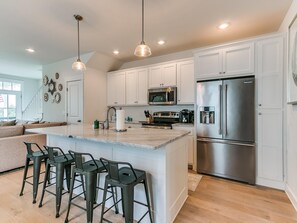 Jääkaappi, mikroaaltouuni, uuni, liesi