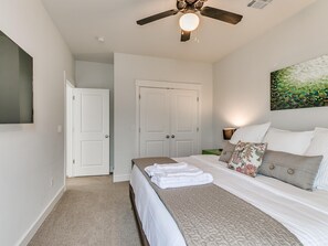 3 bedrooms, iron/ironing board, WiFi, bed sheets - Carlton Landing! Here Comes The Sun- Pet Friendly (Eufaula)