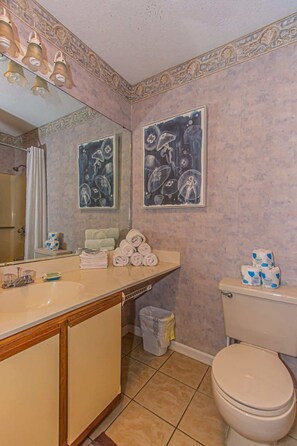 Combined shower/bathtub, towels, shampoo - Golf Colony at Deerfield 33-I (Myrtle Beach)