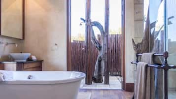 Executive huis (for 8) | Badkamer | Een aparte badkuip en douche, een haardroger, handdoeken