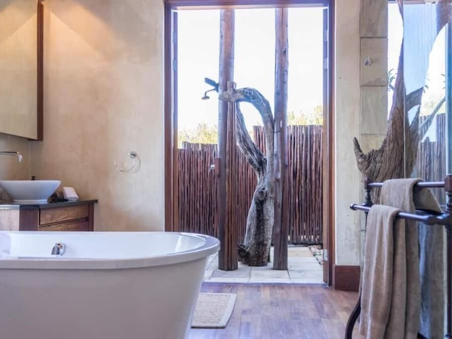 Executive House (for 8) | Bathroom | Separate tub and shower, hair dryer, towels