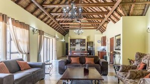 Amplia sala de estar con techo alto, una mesa de centro y dos sofás.