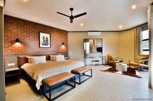 Tabla de planchar con plancha, wifi gratis y ropa de cama 