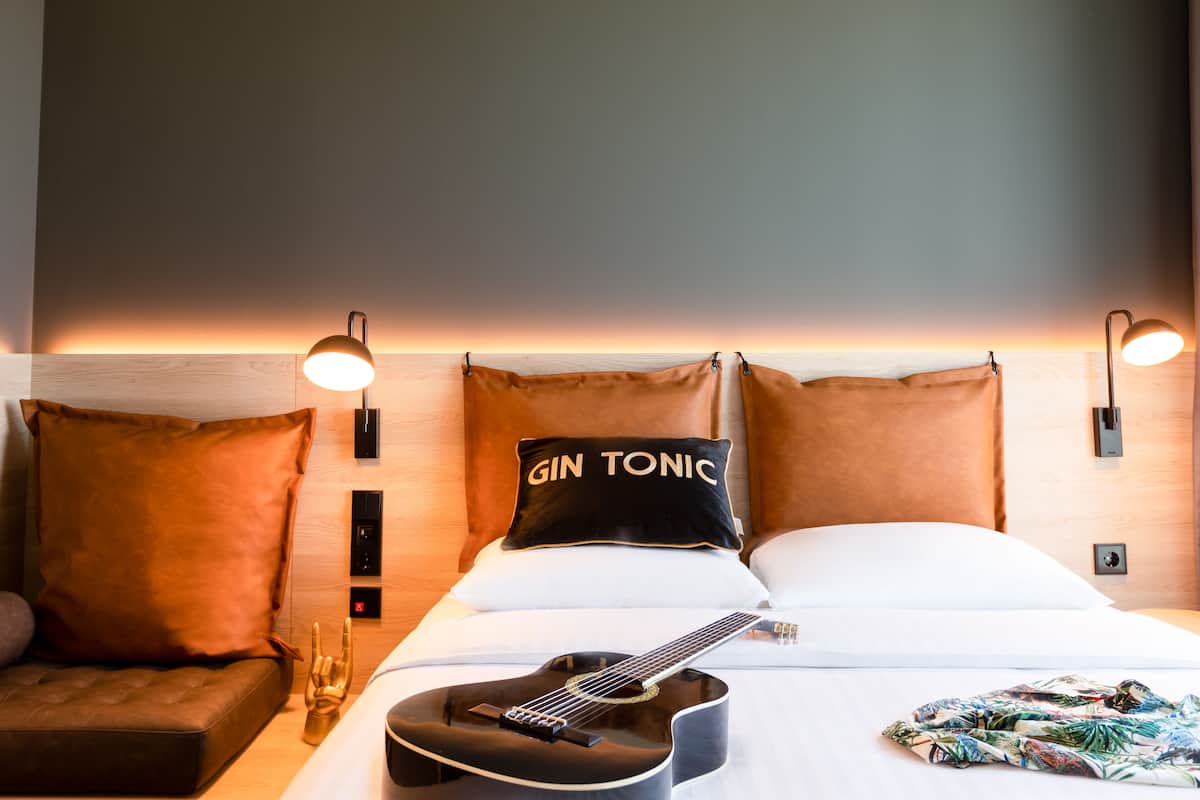 room, 1 queen bed, non smoking | desk, soundproofing, iron/ironing board, bed sheets