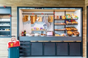 Colazione a buffet, servita tutte le mattine (18 EUR a persona) 