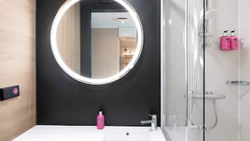 Shower, perlengkapan mandi gratis, pengering rambut, dan handuk