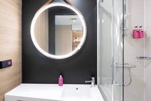 Douche, articles de toilette gratuits, sèche-cheveux
