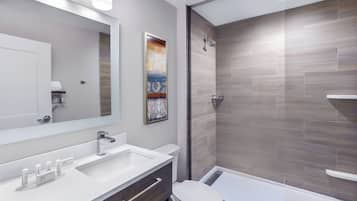 Bañera con ducha, artículos de tocador gratuitos, secador de pelo