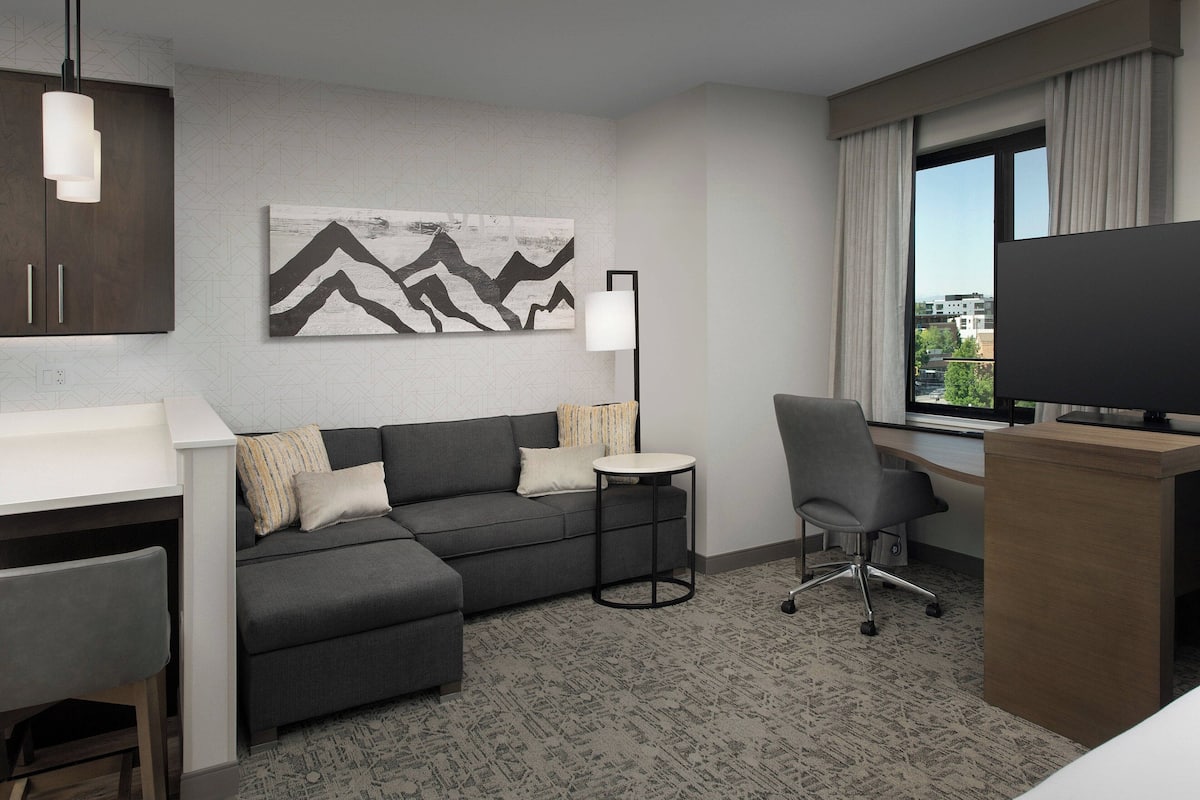 1 bedroom, premium bedding, desk, laptop workspace