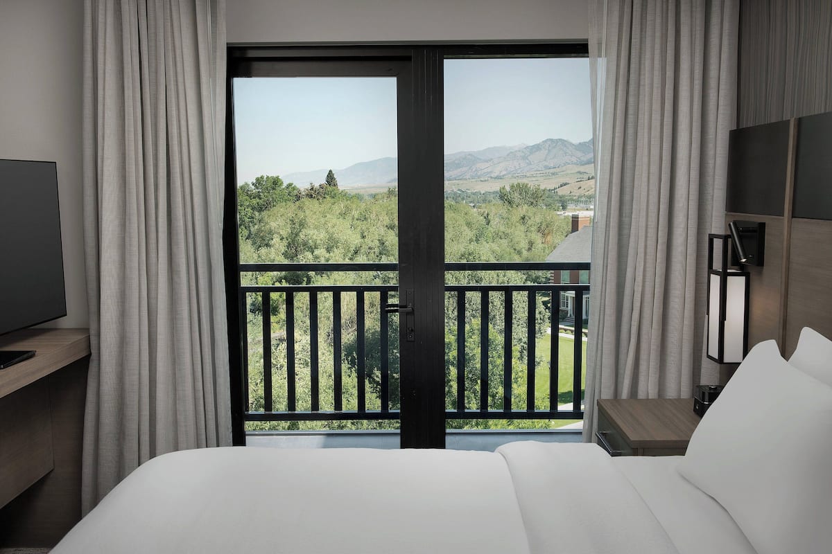 1 bedroom, premium bedding, desk, laptop workspace