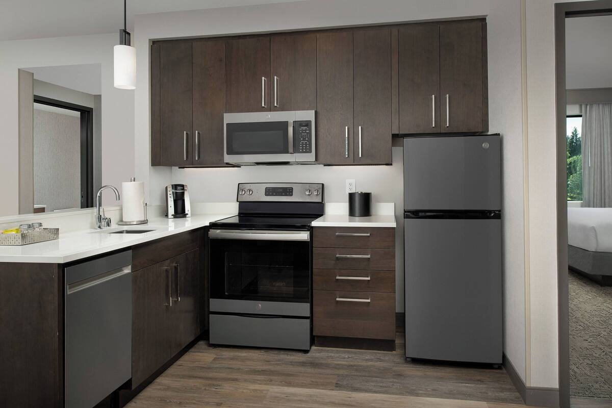 1 bedroom, premium bedding, desk, laptop workspace