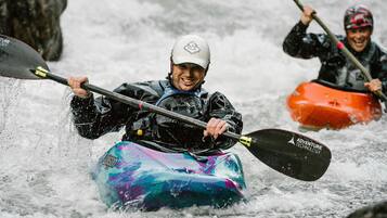 Dos personas haciendo kayak en un río.