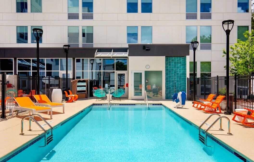Una piscina al aire libre