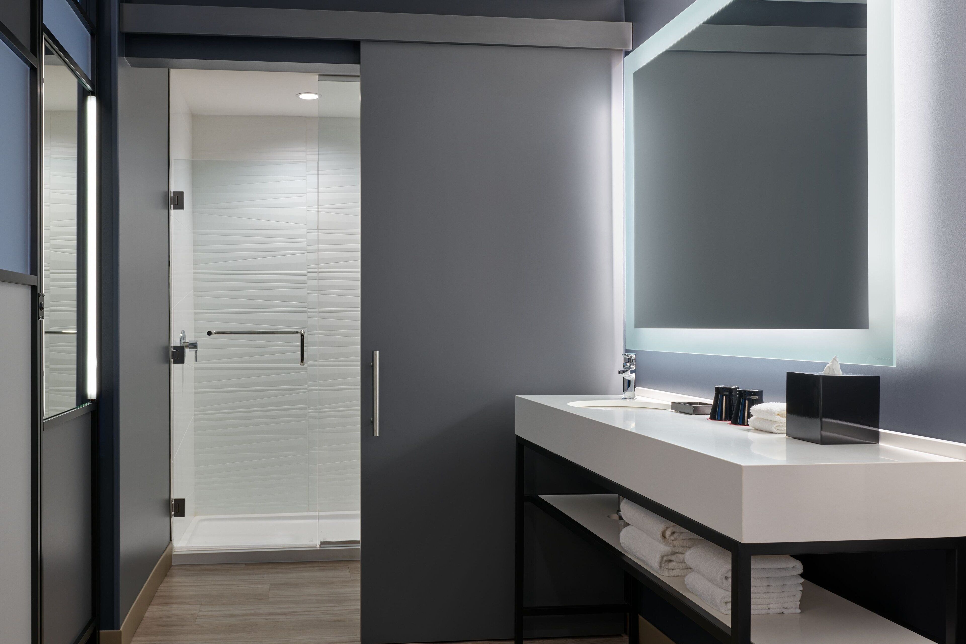 shower, hydromassage showerhead, free toiletries, hair dryer