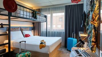 Quarto família, 1 cama Queen | Escrivaninha, espaço de trabalho para notebook