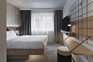 Desk, laptop workspace, iron/ironing board, free cots/infant beds - Moxy Hamburg Altona (Hamburg)