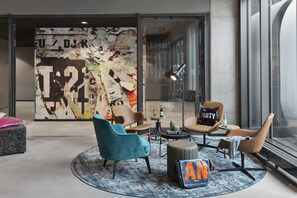 Lobby sitting area - Moxy Hamburg Altona (Hamburg)