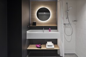 Accessible bathroom - Moxy Hamburg Altona (Hamburg)