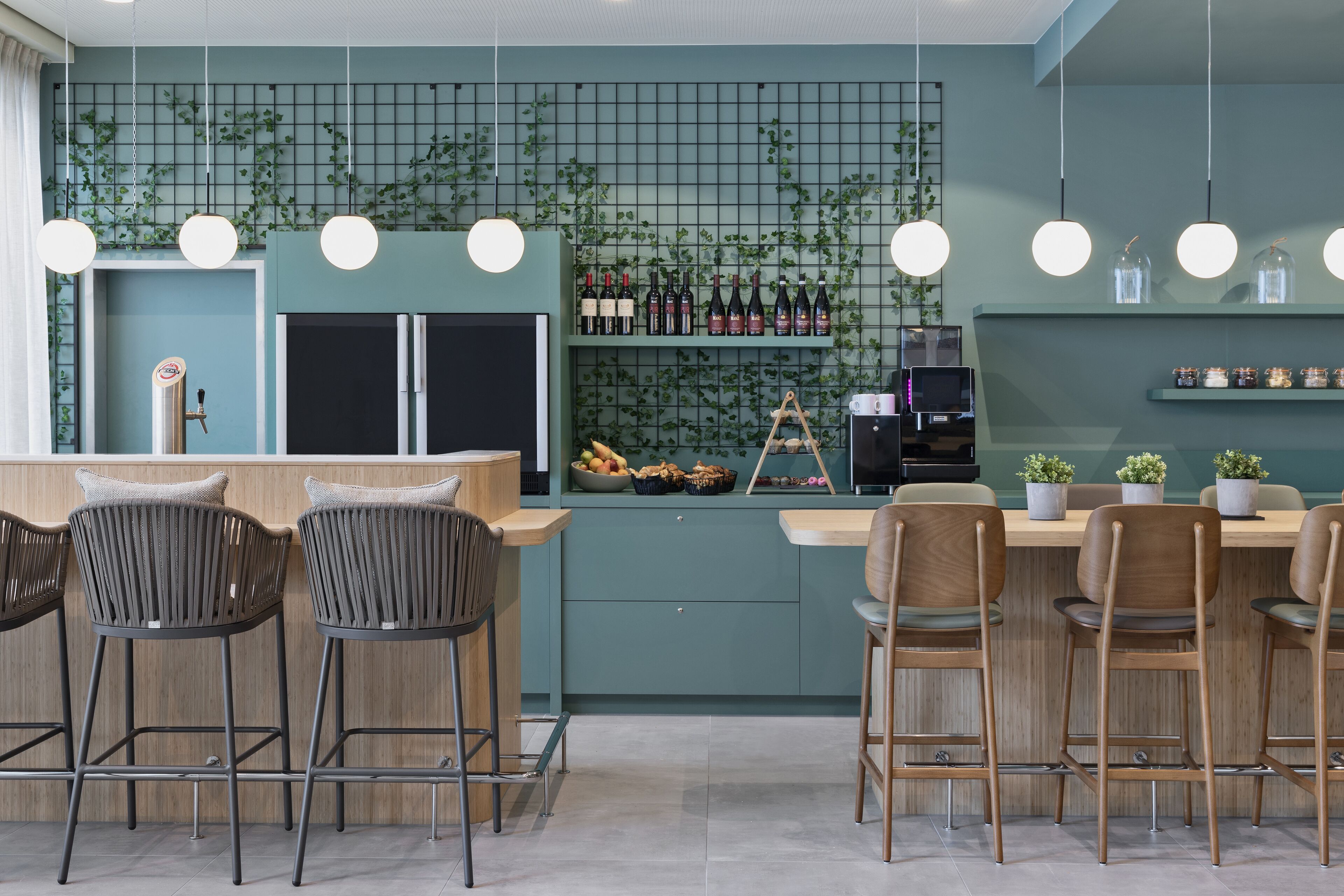 serves breakfast, lunch and dinner