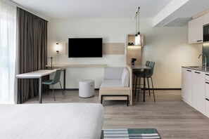 Family Studio, 1 King Bed with Sofa bed | Desk, laptop workspace, soundproofing, iron/ironing board - Residence Inn by Marriott Hamburg Altona (Hamburg)