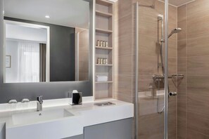 Shower, free toiletries, hair dryer, soap - Residence Inn by Marriott Hamburg Altona (Hamburg)