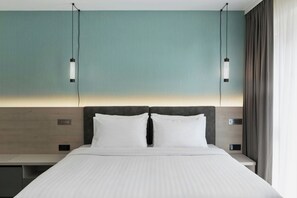 Meja, ruang kerja komputer riba, kalis bunyi, seterika/papan seterika 