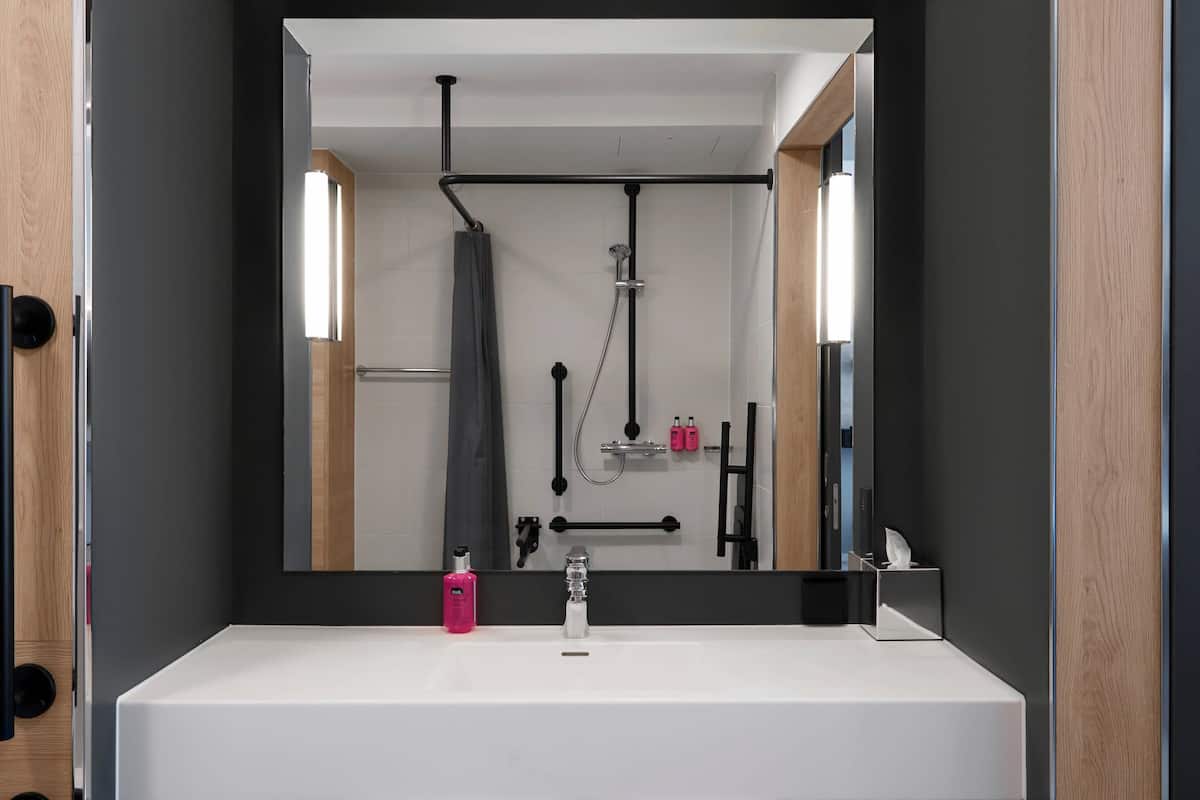 shower, free toiletries, hair dryer, towels