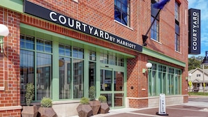 A brick building with a sign reading "Courtyard by Marriott." - Courtyard by Marriott Manhattan Aggieville (Manhattan)