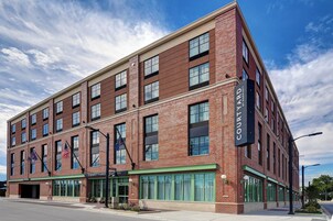 Un edificio de ladrillo con un letrero que dice "Courtyard by Marriott" y un toldo verde.