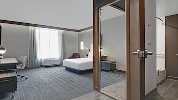 Een bureau, een laptopwerkplek, een strijkplank/strijkijzer