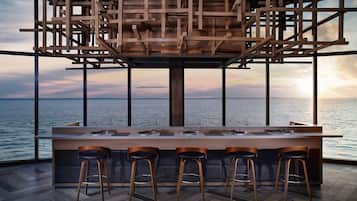 4 restaurants; breakfast, lunch, and dinner served