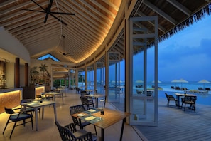 4 restaurants; breakfast, lunch, and dinner served