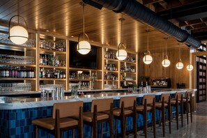 Bar panoramico, con vista sulla piscina, aperto solo in alcuni giorni