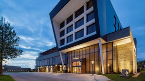 Um hotel moderno com um letreiro de 