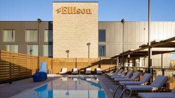 Piscine extérieure (ouverte en saison), chaises longues