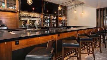 4 bares y 1 pub